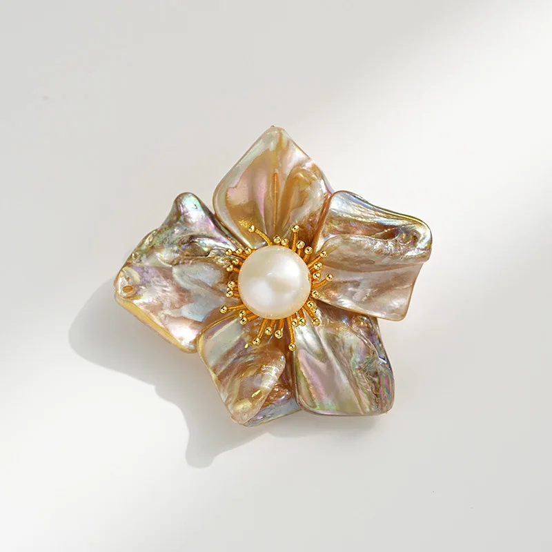 

New European and American French retro natural Baroque pearl five-leaf brooch