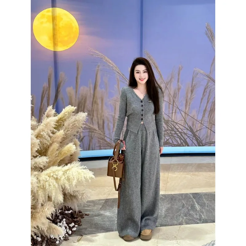 

Темпераментный комплект на осень и зиму, новый вязаный кардиган, прямые брюки с высокой талией, шарф, повседневный комплект из трех предметов E12160