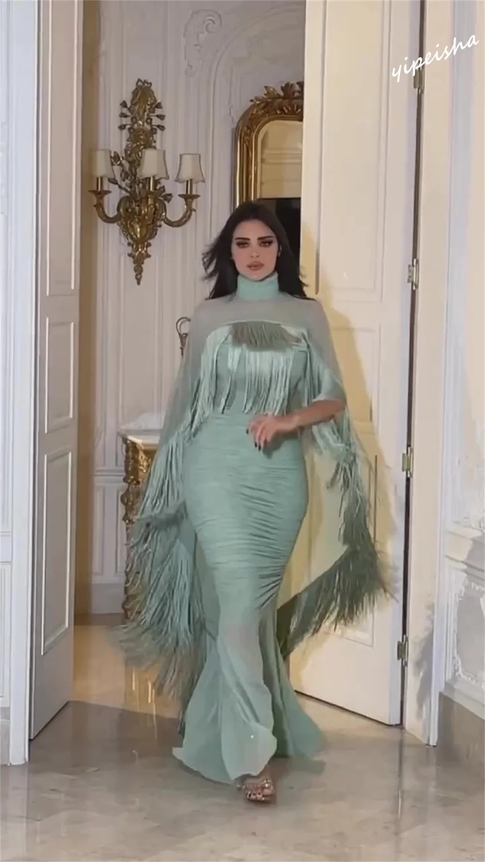 Abiti da cerimonia lunghi fino al pavimento a sirena con colletto alto squisiti personalizzati in chiffon con nappe Abiti da spettacolo personalizzati dell'Arabia Saudita da donna