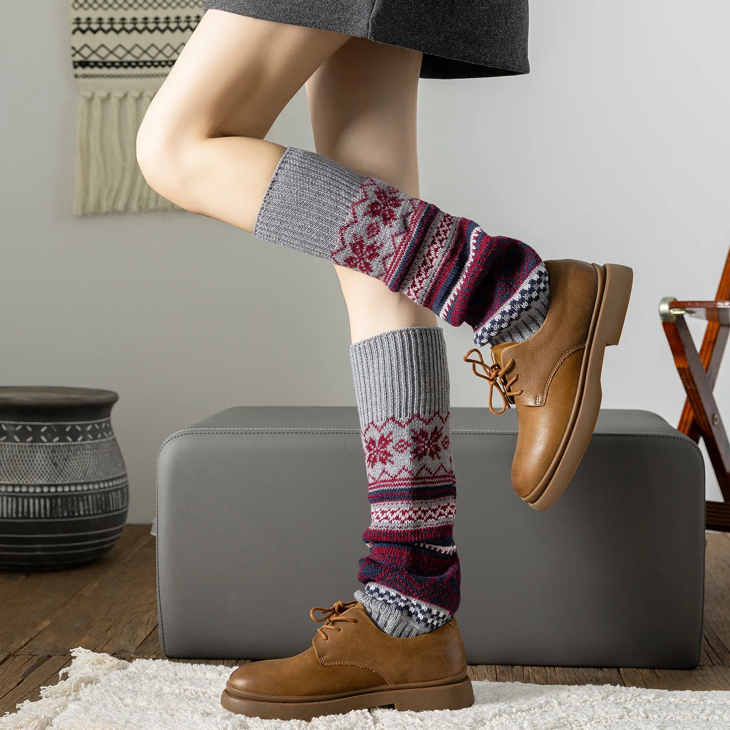 2025 nuevo superventas Otoño e Invierno calcetines cálidos Retro Navidad copo de nieve contraste Color cubierta de pierna todo-fósforo Simple