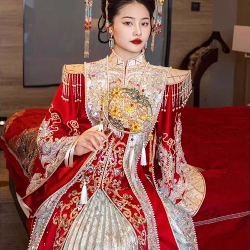 A complete set of new-style large-sized phoenix crown and red wedding dress
