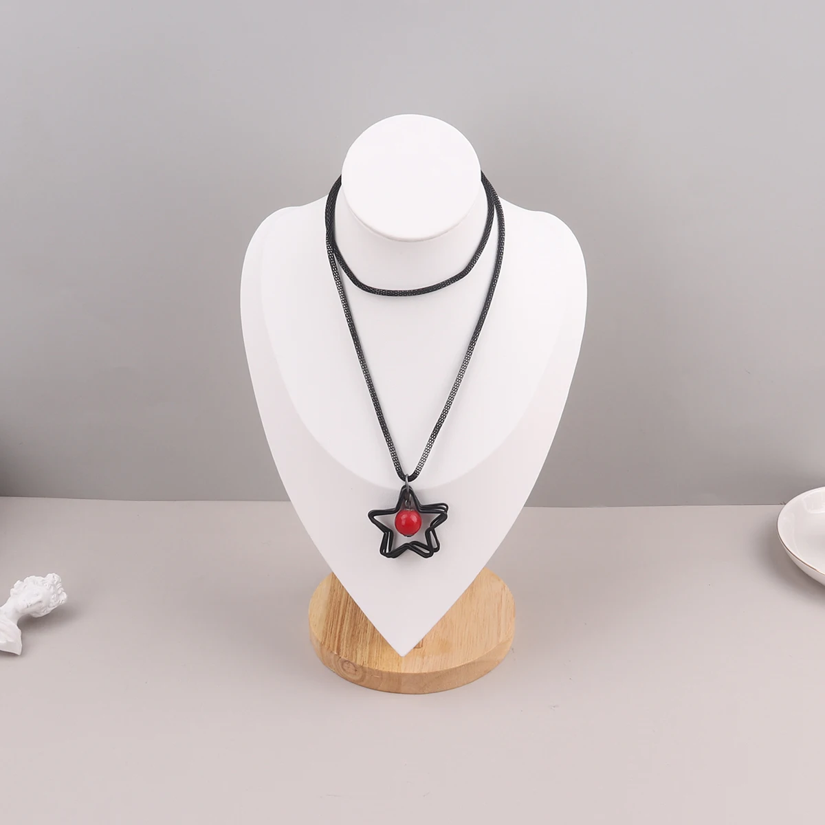 Velvet Portrait Necklace Display Pendant Organizer Jewelry Display Stand Jewelry Mannequin Bust Necklace Pendant Window Display