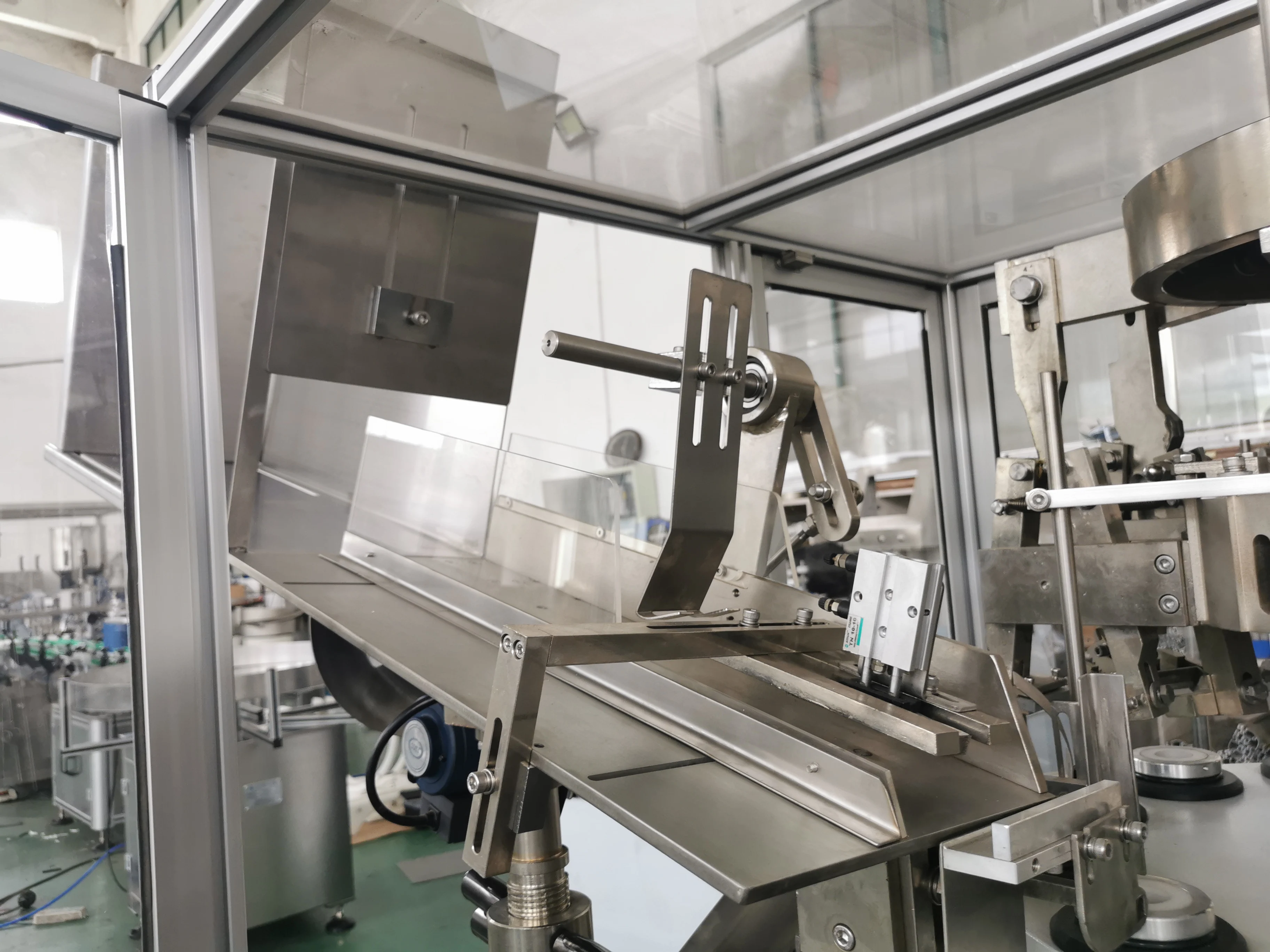 Macchina riempitrice e sigillatrice