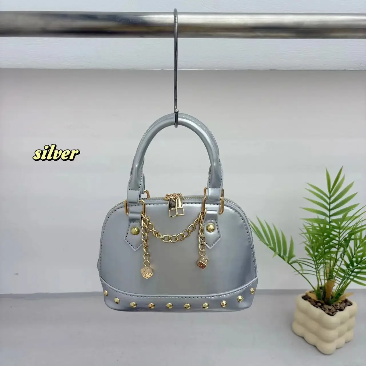 ミニマルな無地カラーと大容量のレザー仕上げを備えた、レジャー向けのユニークなカジュアルクロスボディハンドバッグ