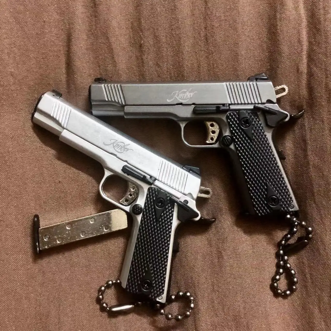 Csnoobs 1:3 mini pistola de liga m1911, chaveiro com pingente destacável, modelo de arma de brinquedo para arma pubg, presente para adultos e crianças