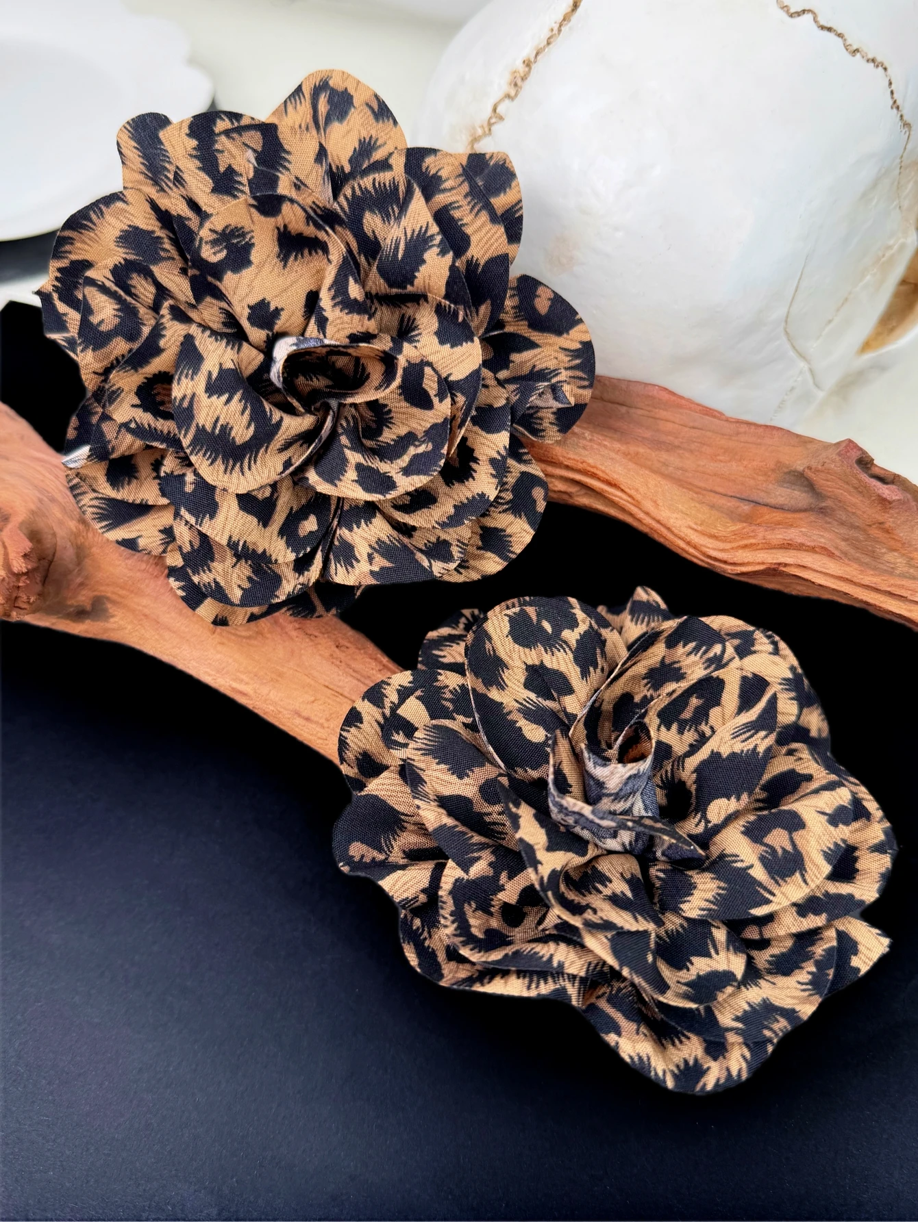 2 fashionable and sexy leopard print flower shoe buckle DIY decorations, suitable for shoes with holes and sandals