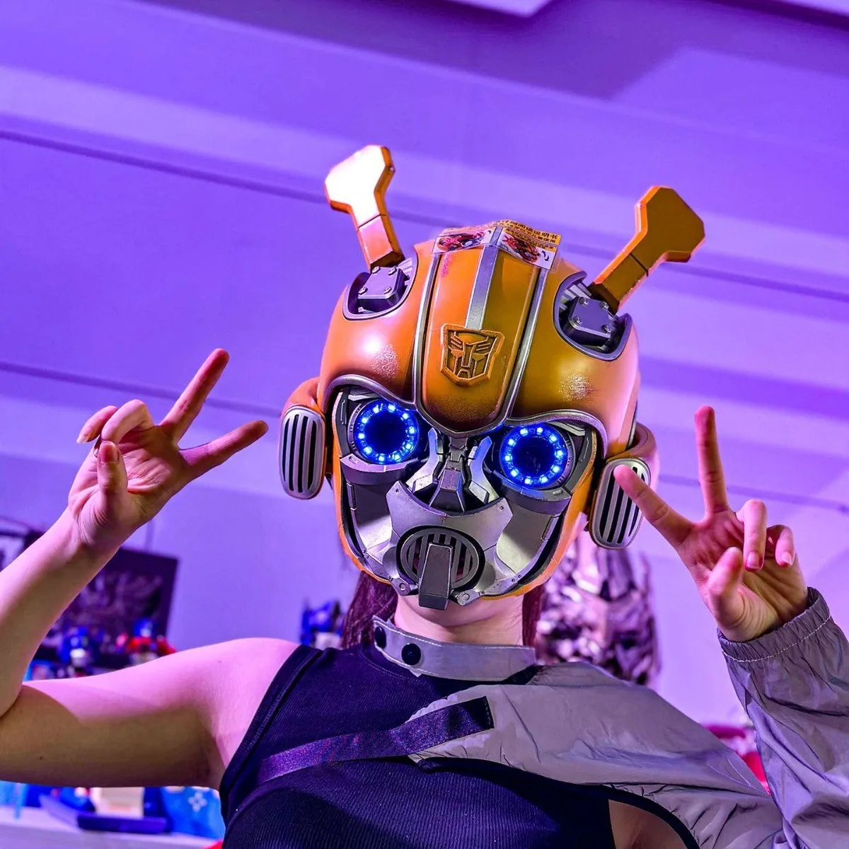 

1：1 Bumblebee Wearable English Voice Control Mask Bluetooth Base Light Up Eyes Anime Fiugre Face Change Speakers Birthday Gift ﻿