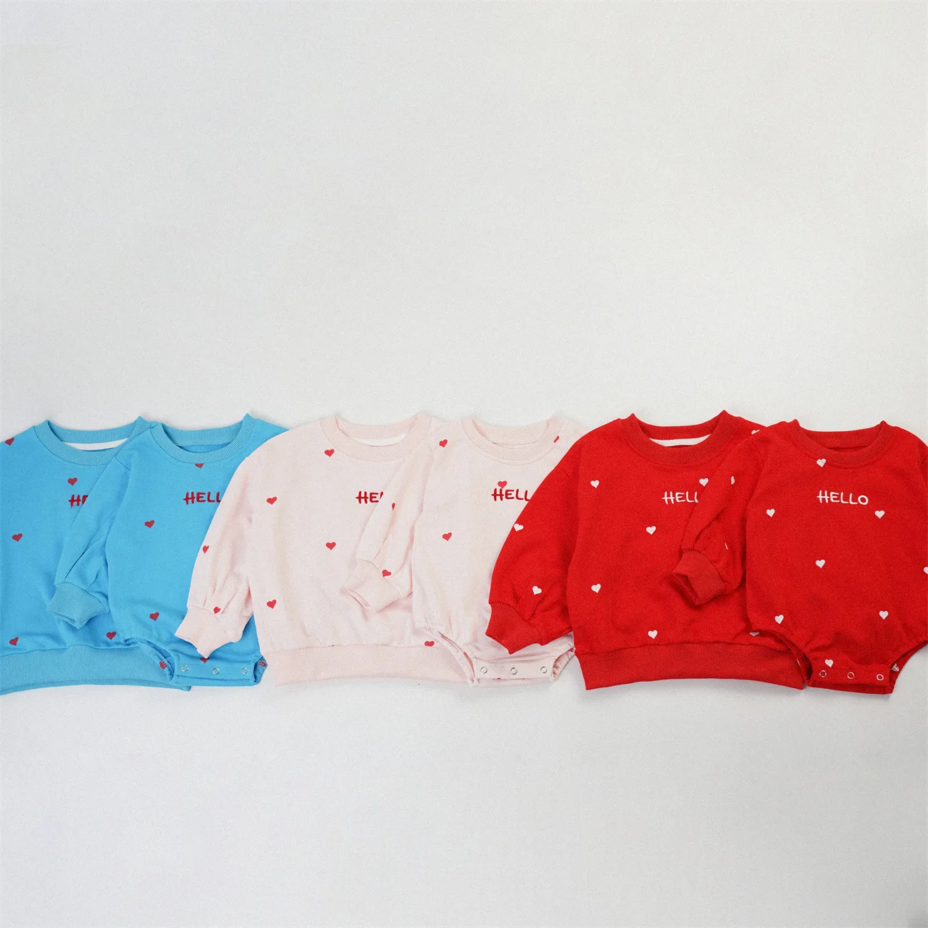 بدلة أطفال جديدة لخريف 2025 بأكمام طويلة غير رسمية للأطفال الرضع والأولاد والبنات بدلة لطيفة مطبوعة على شكل قلب ملابس أطفال حديثي الولادة من القطن