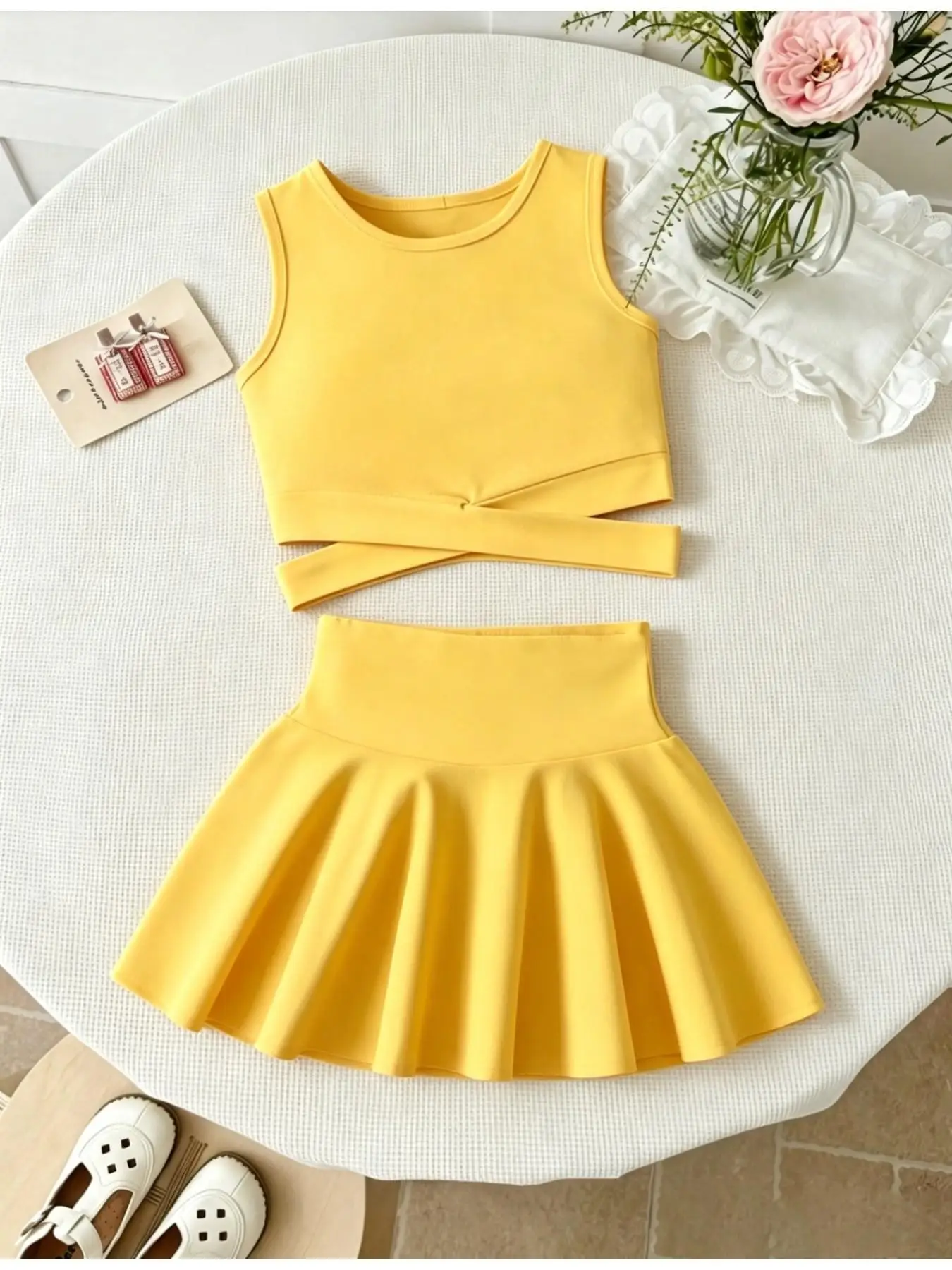Mädchen-Set aus süßem, schmal geschnittenem, einfarbigem, ärmellosem Crop-Top und hochtailliertem, plissiertem Skaterrock aus weichem Stoff für Tanztraining und Sommerkleidung. – Detail 14