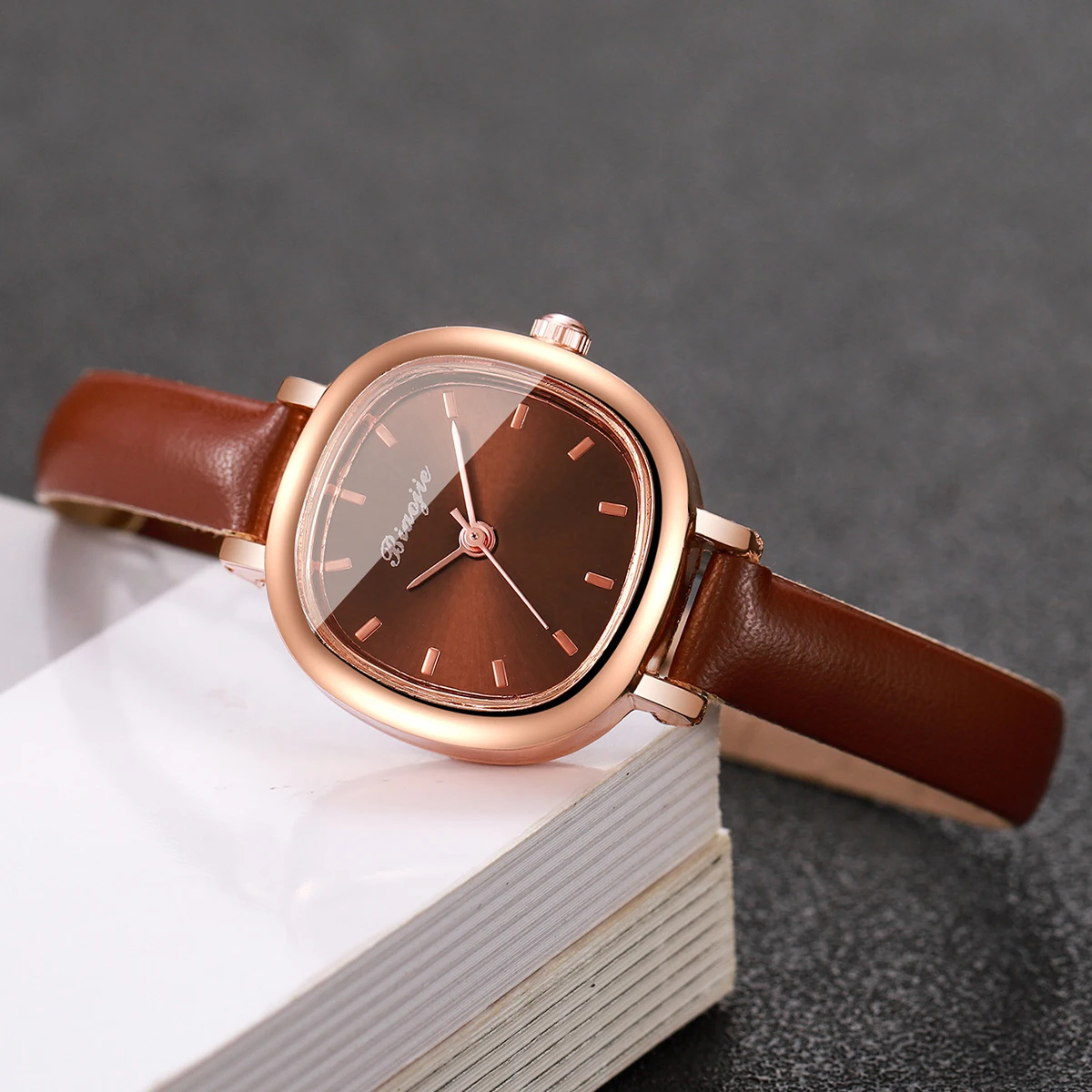 5-teiliges Modisches Damen-Uhren-Set mit Herz-Schmuck, Elegante Quarz-Armbanduhren mit Lederarmband und Modischen Accessoires als Geschenk (Ohne Box) – Detail 5