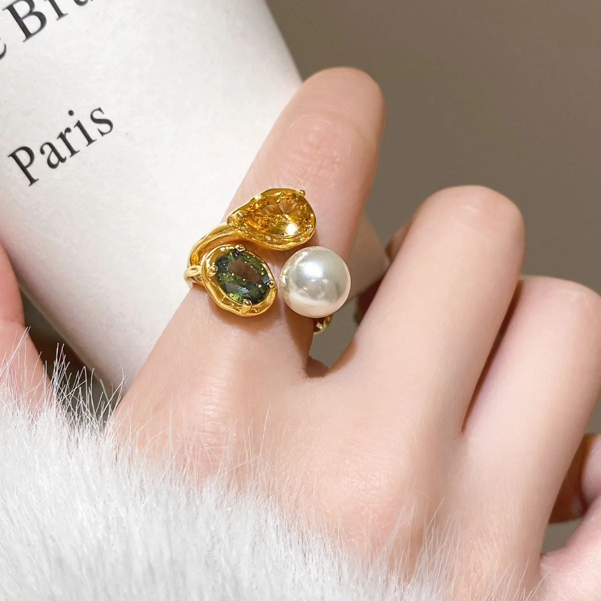 Französischer Retro-Acryl-Kristall-Damenring im Meirade-Stil, bunter offener Ring, modischer Schmuck in Goldfarbe, trendiges Accessoire. – Detail 5