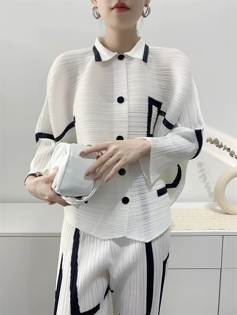 Traje plisado de moda para mujer, Top de manga de murciélago con cuello tipo Polo, pantalones recortados, conjunto de dos piezas de gama alta, talla grande Ya, primavera y otoño, 2024