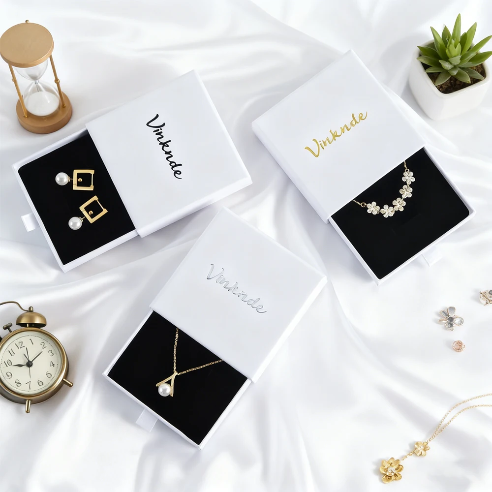 

50 шт., оптом 9x9x2,5 см, картонный ящик для ювелирных изделий, подарочная коробка, индивидуальный логотип, кольцо, ожерелье, браслет, серьги, упаковка, органайзер, коробки, чехол