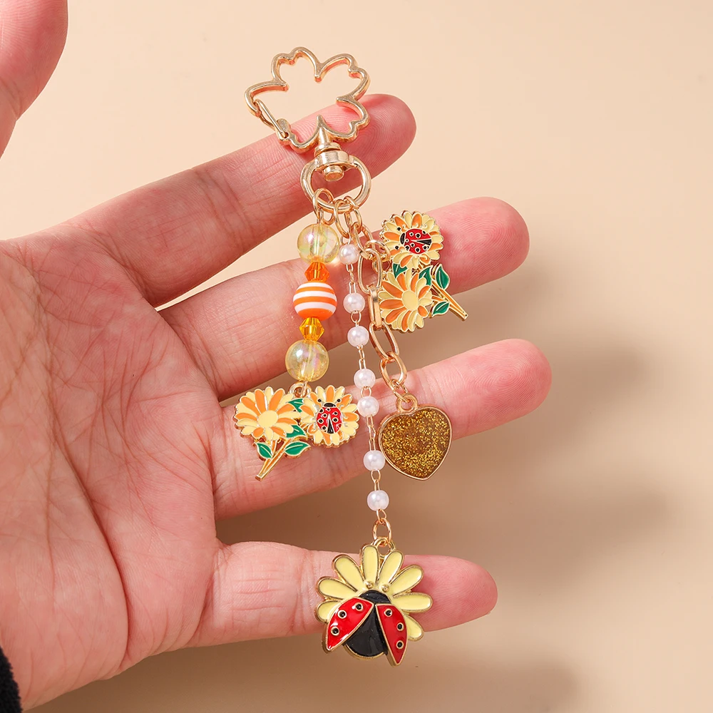 Aihua Niedlicher Y2K Blumen-Marienkäfer Schlüsselanhänger, Vergoldeter Blumen-Schlüsselring, Taschenanhänger für Damen, Handtaschen-Accessoire, Schmuckgeschenk – Detail 3