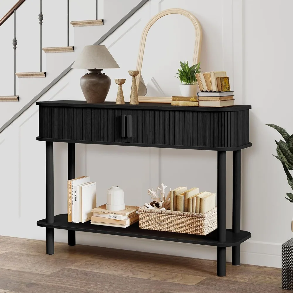 طاولة وحدة تحكم للمدخل الحديثة في منتصف القرن مع مساحة تخزين، تصميم مخدد، باب منزلق ورف مفتوح، مثالية لدعم ظهر الأريكة