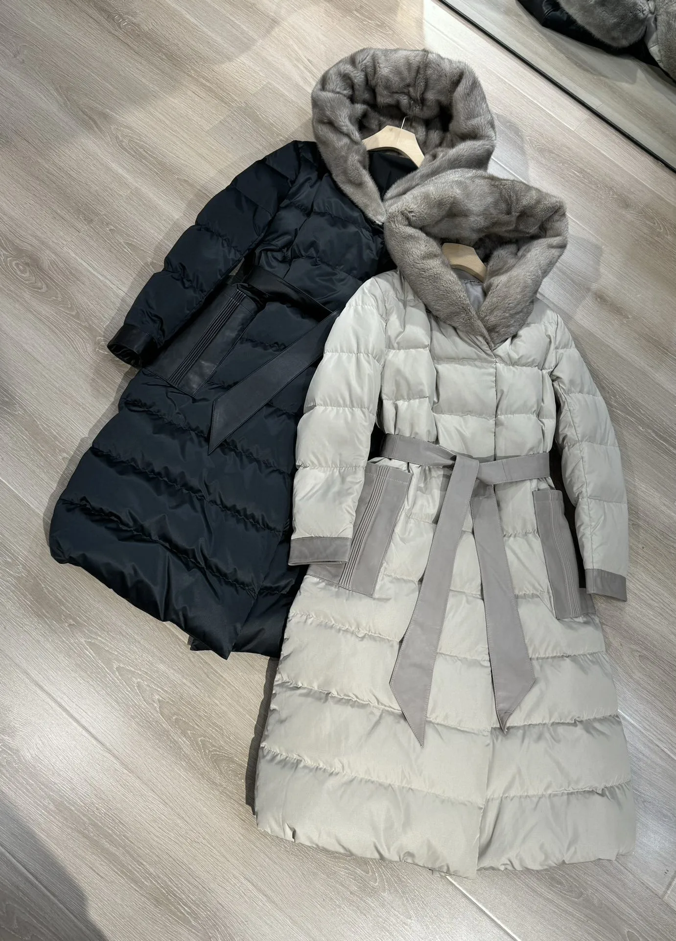 Luxurious casual down coat with whole mink fur collar