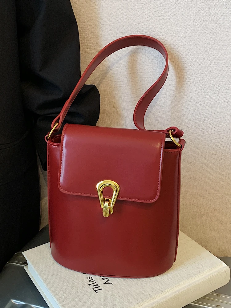 

Latch High End Flap Red Bucket Bag Women Summer New Korean Casual One Shoulder Bags Fashion Commute PU Rectangle Crossbody Bag