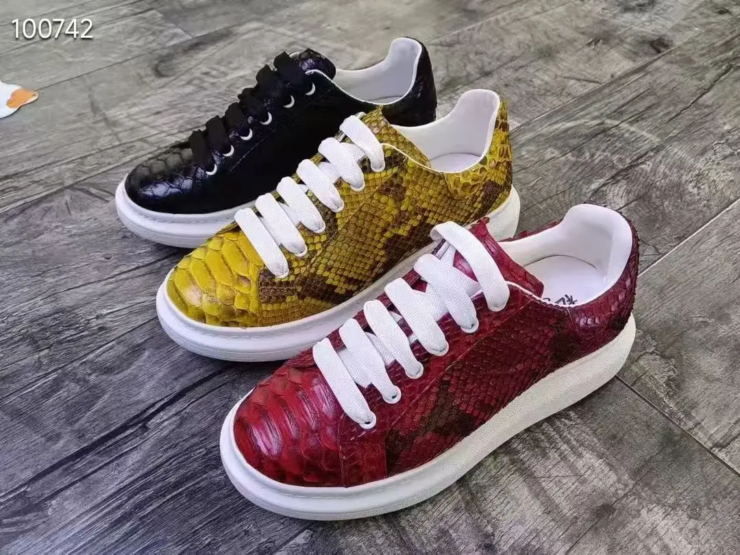 حذاء مسطح للرجال من جلد الثعبان الحقيقي لعام 100% 2025 حذاء رياضي جديد من جلد الثعبان مناسب للرجال مع بطانة بقرة أحمر أصفر وأسود