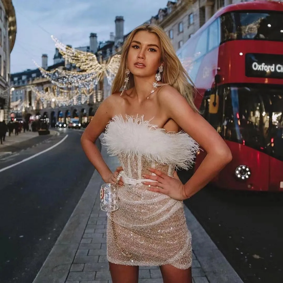 

Летнее модное платье А-силуэта с высокой талией, на одно плечо, с пайетками и перьями, в уличном стиле, из полиэстера