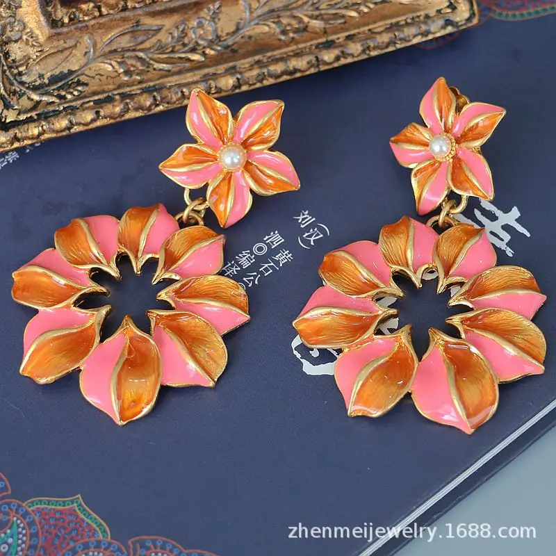 

Западные антикварные серьги-клипсы с преувеличенной капельной глазурью на плечах