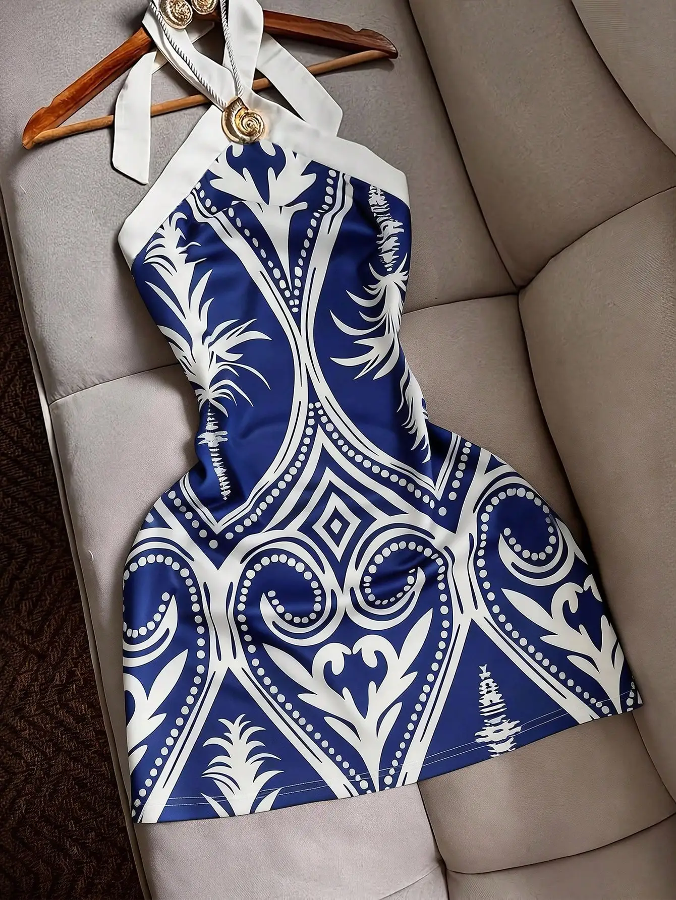 

Elegant Blue And White Patterned Halter Neck Mini Dress With Tie Waist For Beach Vacation And Casual Travel