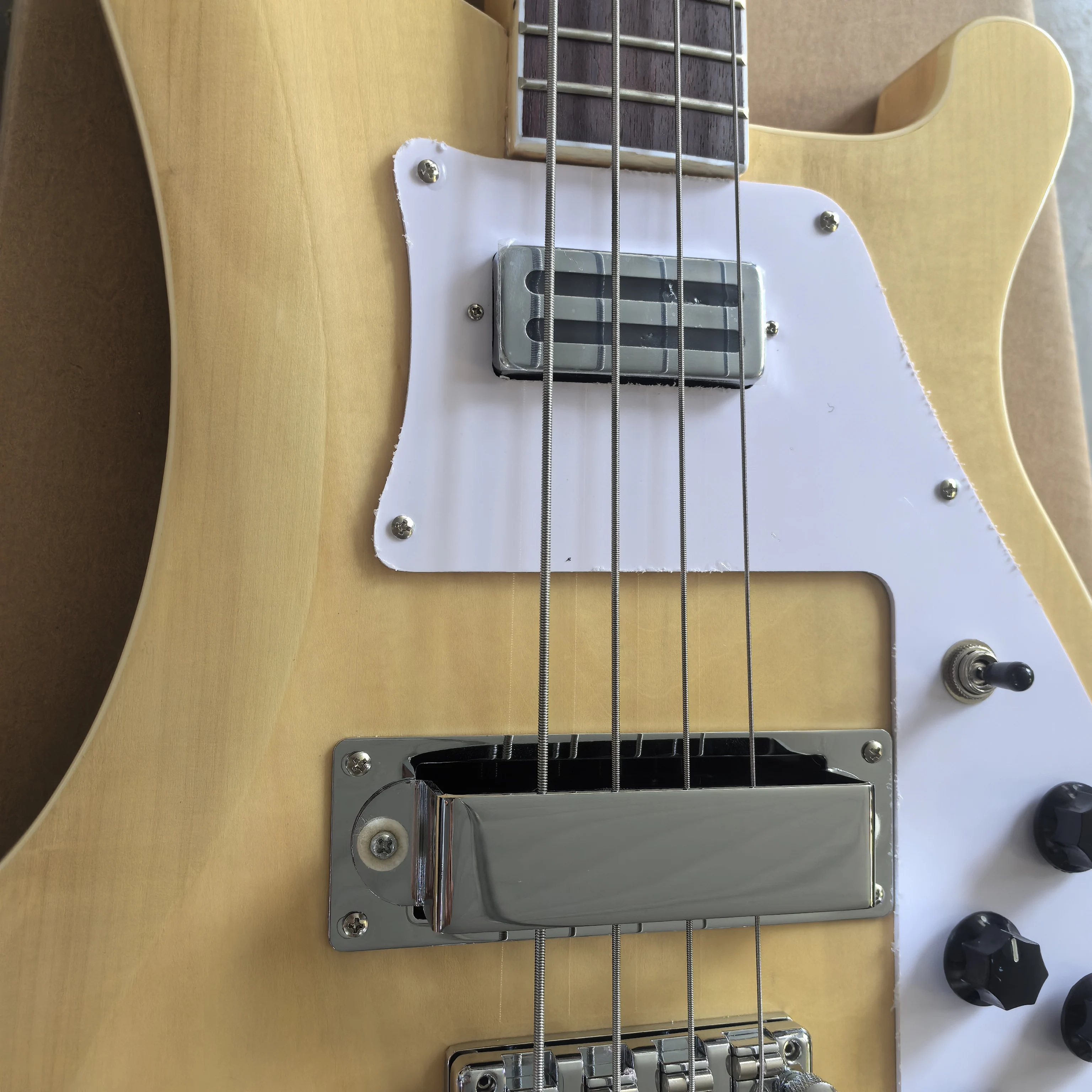 

4-string bass, poplar body, long-strip pickups, irregular shape, 22 frets, integrated connection, in stock.