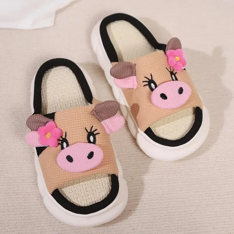 Damen Cartoon-Kuh-Plüschpantoffeln, bequeme dicke EVA-Sohle, Leinen-Slides, modische Kuhform, Unisex-Sommer-Hausschuhe für drinnen. – Detail 9