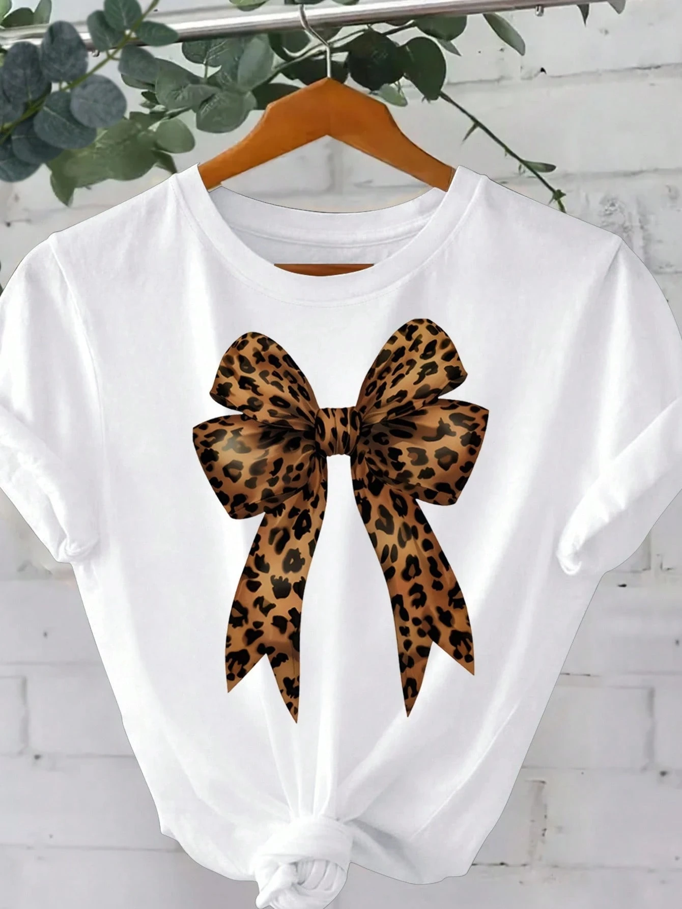 

Женская футболка больших размеров с леопардовым принтом и бантом, круглым вырезом и короткими рукавами