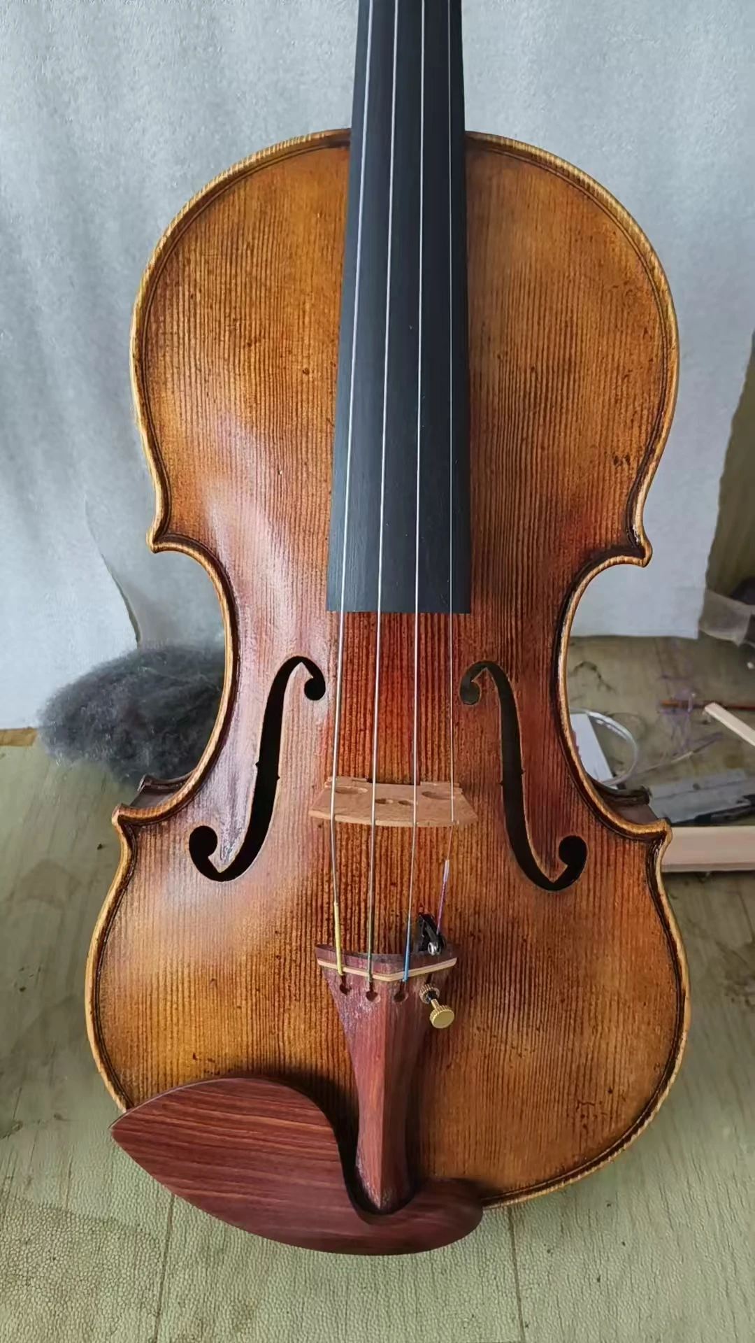 

4/4 retro violin panel is made of imported spruce raw material, with good sound quality and high evaluation.