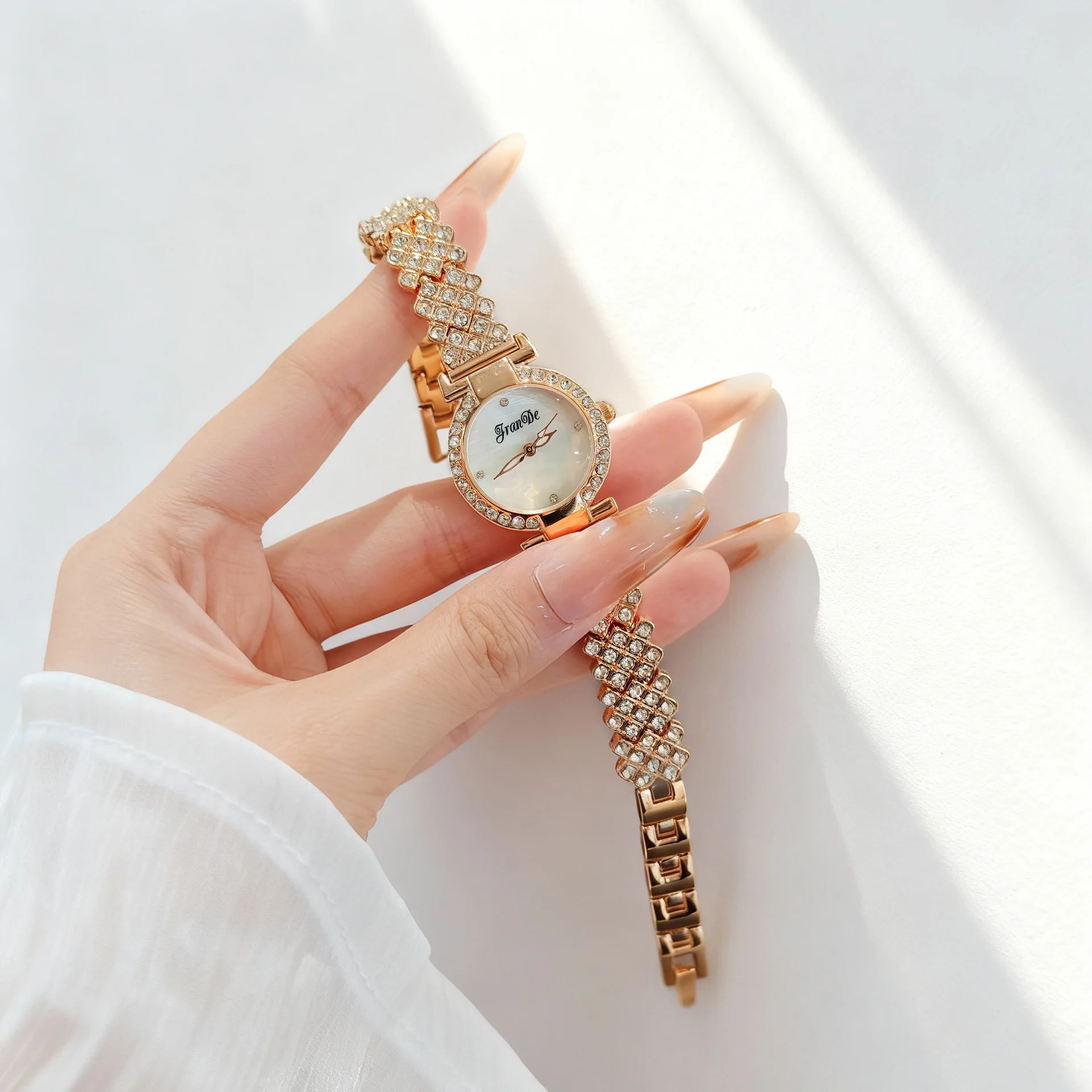New Women'S Watch With Mother-Of-Pearl Dial, A Luxurious And Sophisticated Quartz Watch For Women, A High-Quality Timepiece.