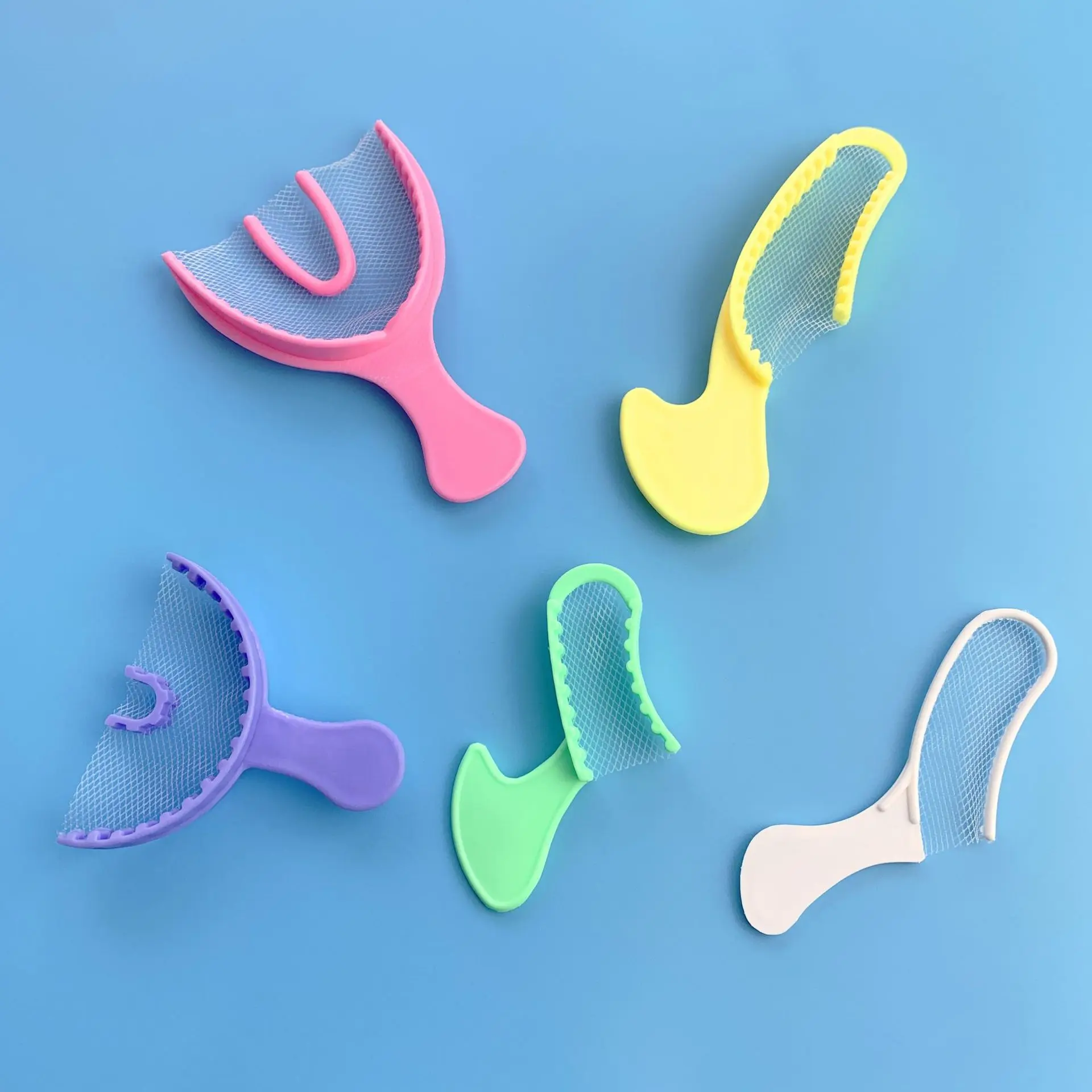 

100 шт. красочные лотки для оттисков зубов, одноразовый пластиковый лоток для регистрации с сетчатым держателем для зубов, половина арки, большой лоток