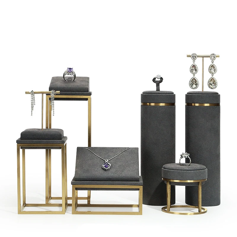 Jewelry display racks, window displays of portrait necklaces, rings, bracelets, earrings high-end jewelry display props