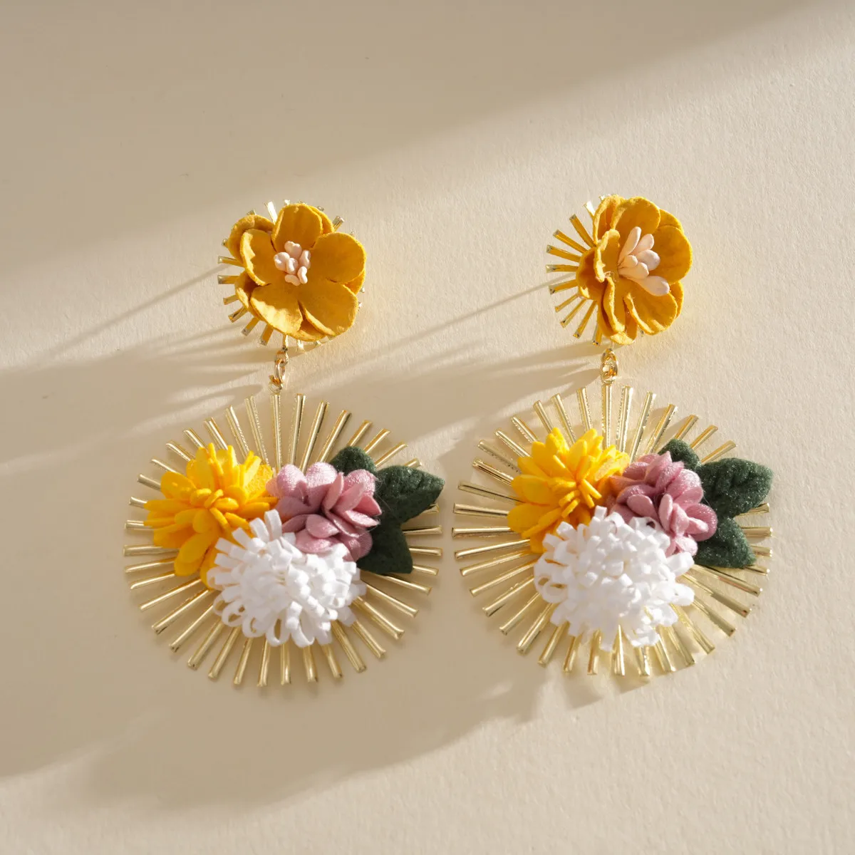 Stoffkunst-Blumen-Ohrringe mit Silbernadel, schlichte, süße, frische Ohrringe mit edlem Touch. – Detail 4