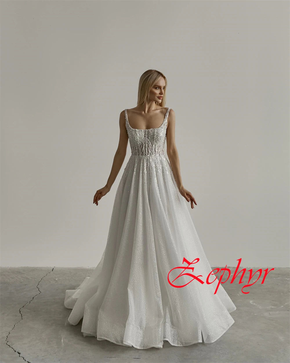 Maßgeschneidertes, hochwertiges weißes Organza-Hochzeitskleid, sexy, quadratischer Kragen, Spaghettiträger, ärmellos, Kapellenschleppe, Brautkleider