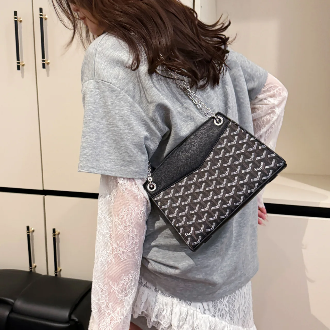 

Elegant Square Bag for Women with Chain Strap, Chic Adjustable Crossbody Purse, Versatile & Stylish Small Shoulder Bag