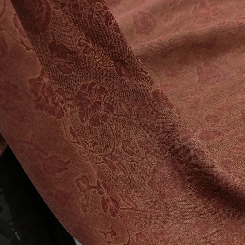 

The designer's face skirt is made of silk fabric with dirty powder jacquard and fragrant gauze
