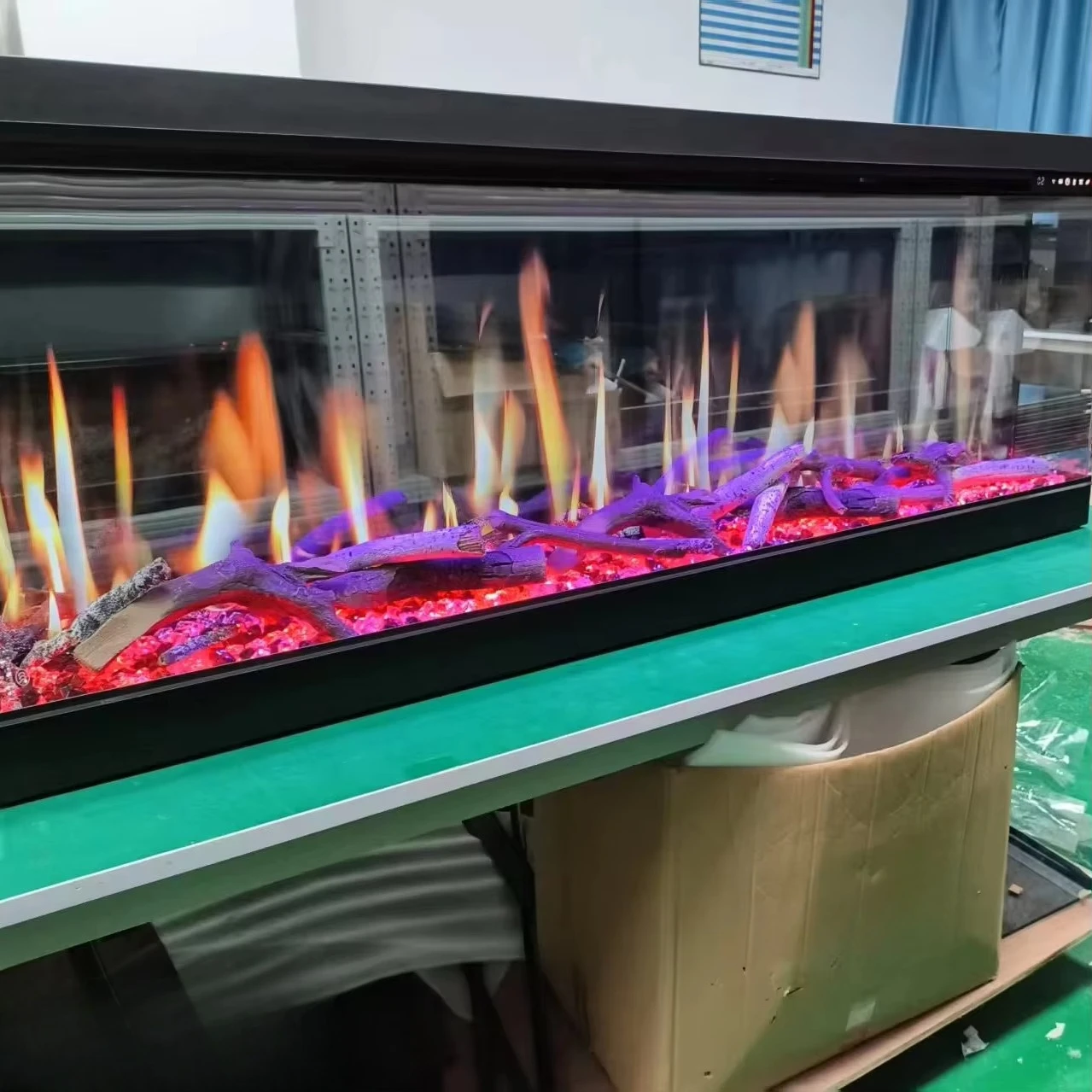 

Декоративный электрический камин-вставка для дома с имитацией пламени, регулируемой яркостью, голографическим эффектом и тумбой под ТВ