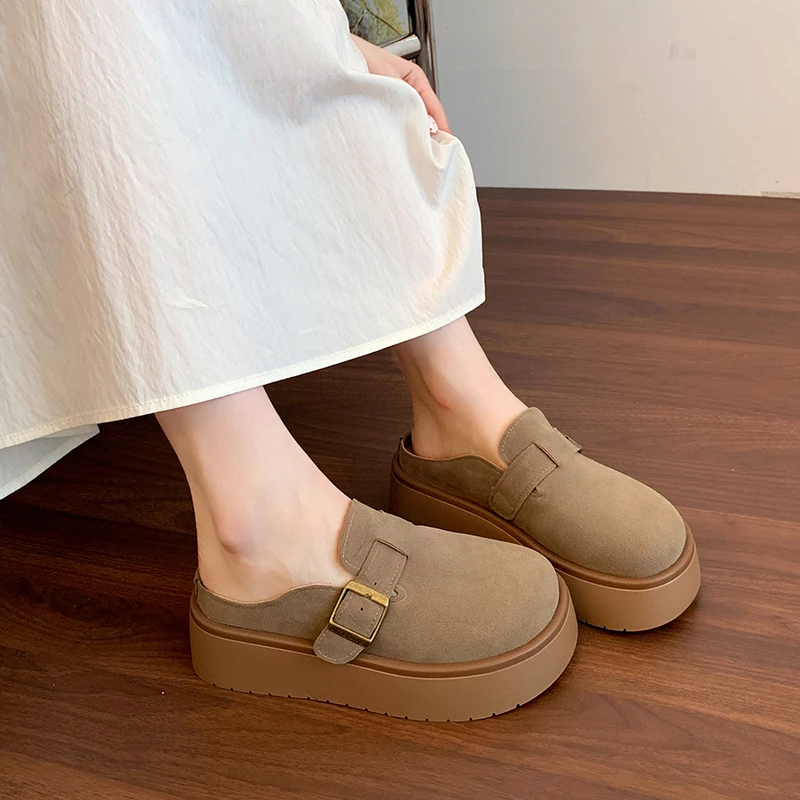 2025 جديد المرأة المألوف والأكثر مبيعا سميكة القاع النعال الخريف نمط جديد ملابس خارجية غطاء رأس النعال غير رسمية