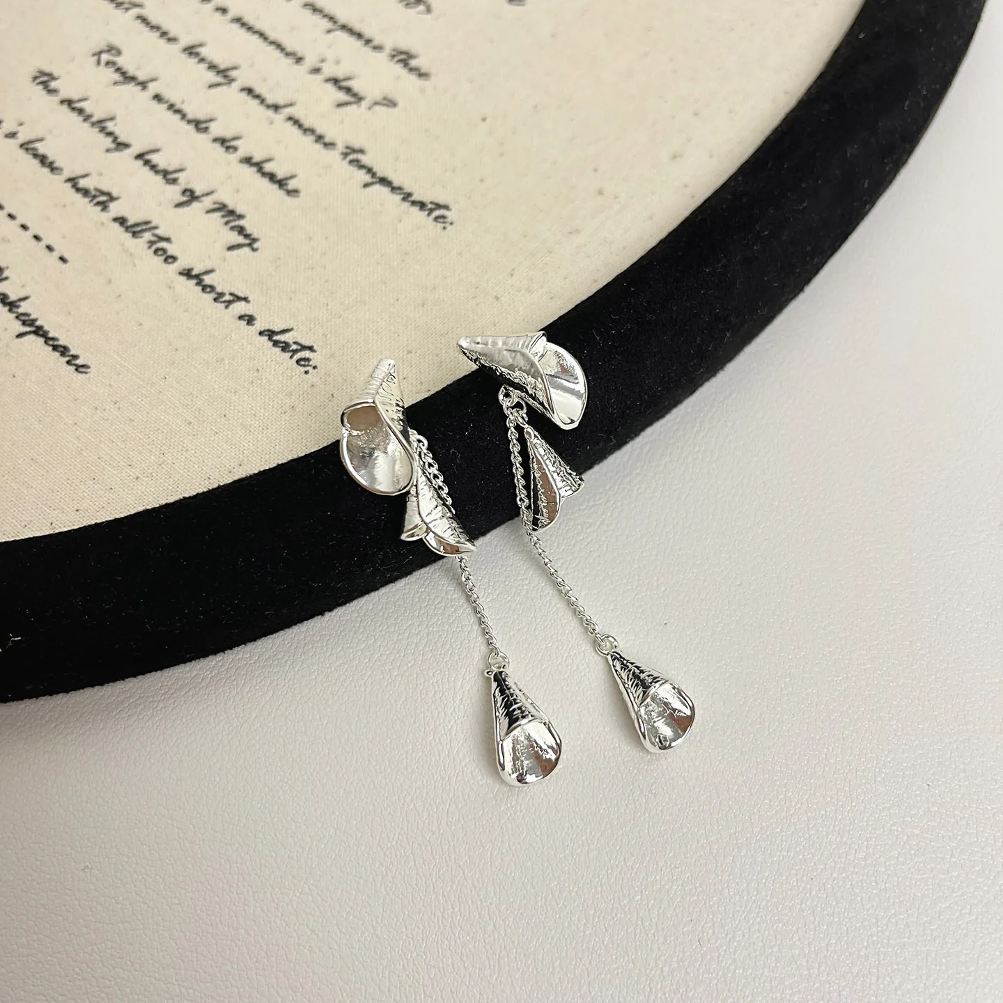 Star with the same matte curled leaves matte silver wind chimes fringed earrings niche high-end temperament thin stud earrings