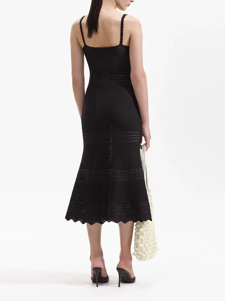 2025年春夏の新しいフランスのエレガントでセクシーなクラシックブラックカットアウトホルターニットフィッシュテールドレス