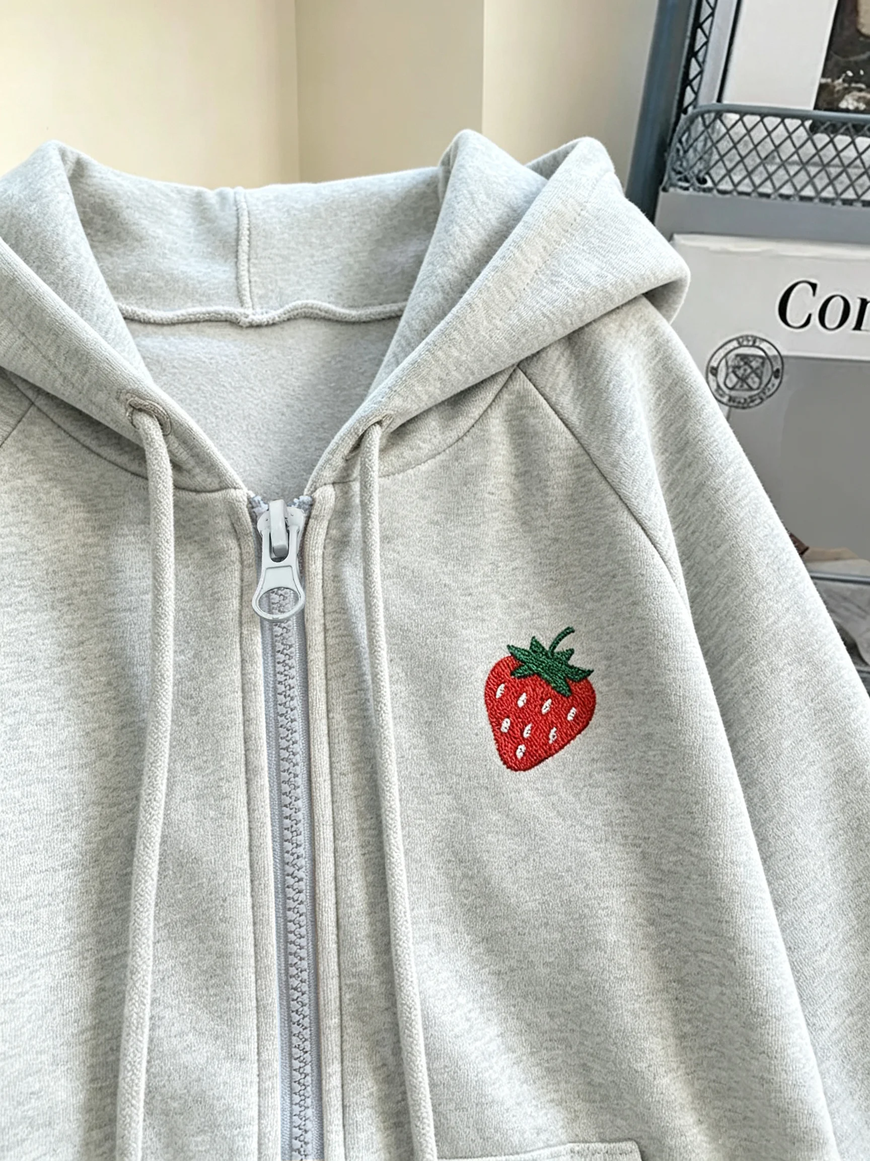 Mit Fleece gefütterter Kapuzenpullover mit Reißverschluss für Damen, lockerer, lässiger Kapuzenpullover mit Erdbeer-Stickerei, langärmlig, mit Tasche – Detail 17
