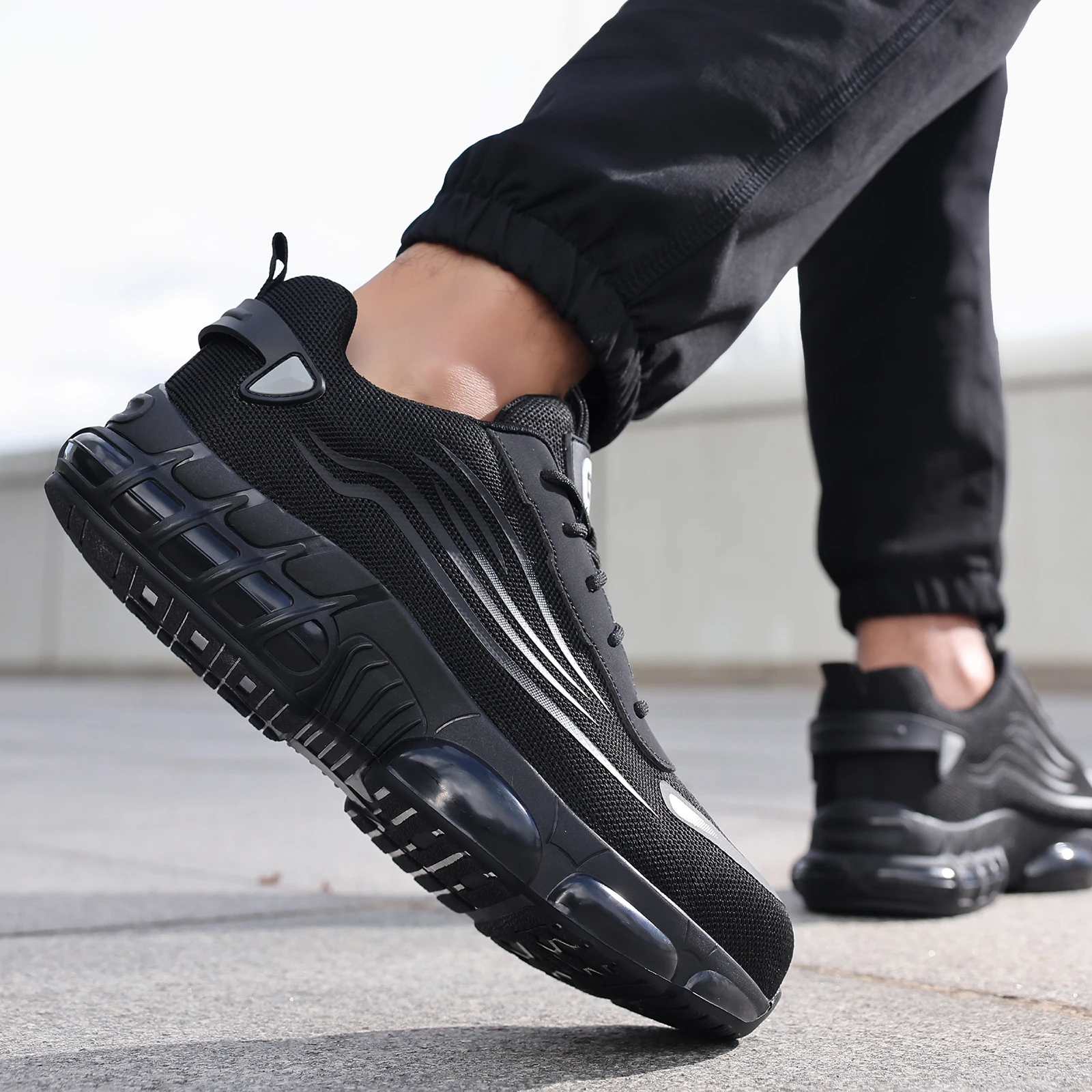 

Men's work shoes with anti-shock and anti-stab function, suitable for all seasons, featuring TPU sole and lightweight design.