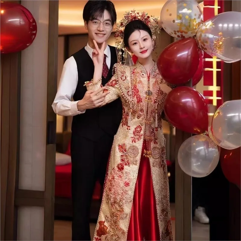 

The new heavy-duty Chinese-style wedding dress features phoenix crowns red robes and dragon