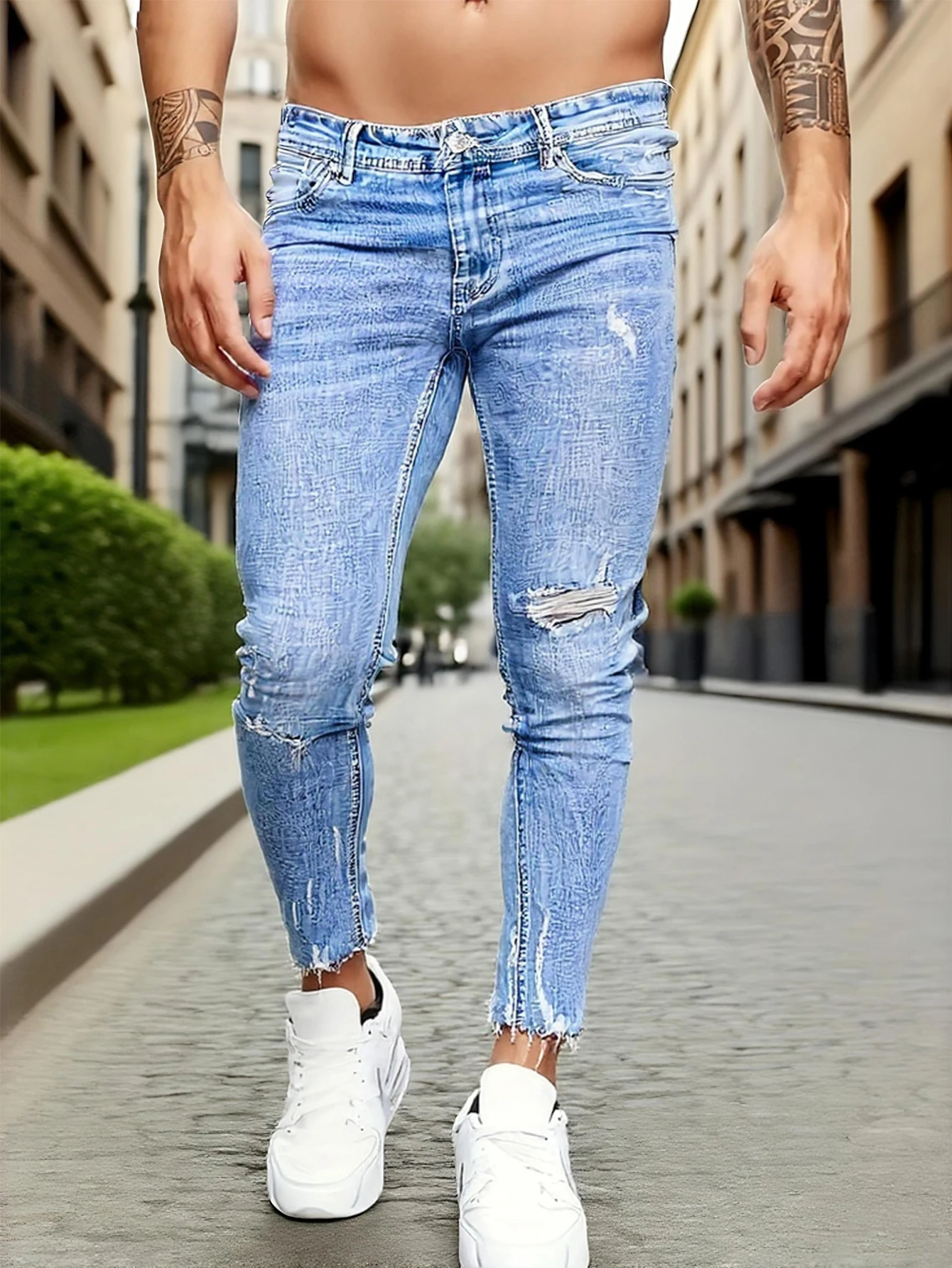 Jeans masculinos de corte justo com franjas desgastadas azul celeste, com um design exclusivo que contende ao corpo, criação sem esforço de um t