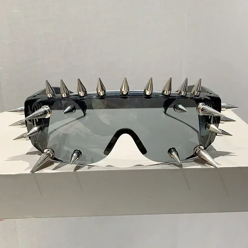 Cyberpunk Demon Eyewear Metal Rivet Party Sunglasses Steampunk Punk for Women Men Designer Sun Glasses Shade Eyewear