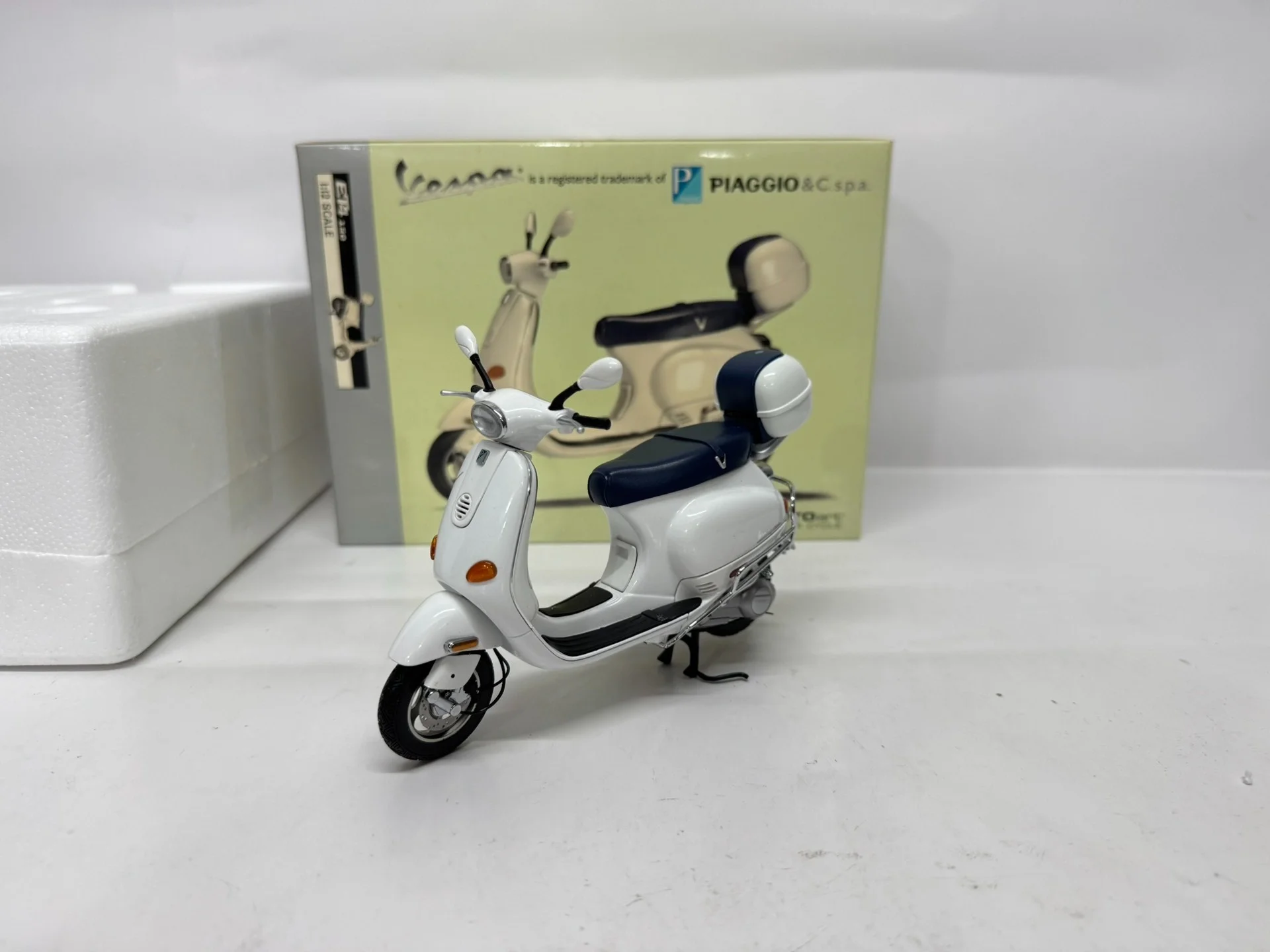 

Autoart 1:12 Piaggio White Simulation Limited Edition Alloy Metal Static Motorcycle Model Toy Gift