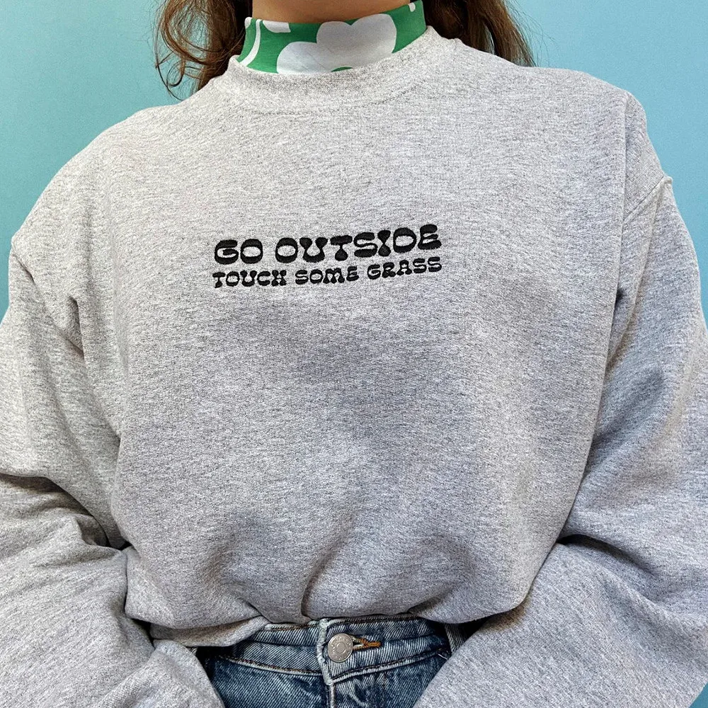 Go Outside Touch บางเสื้อสเวตเตอร์คอกลมปักตัวอักษรหญ้าสีเทาแขนยาวหลวมเสื้อสวมหัวอบอุ่นหนาจัมเปอร์ลําลอง