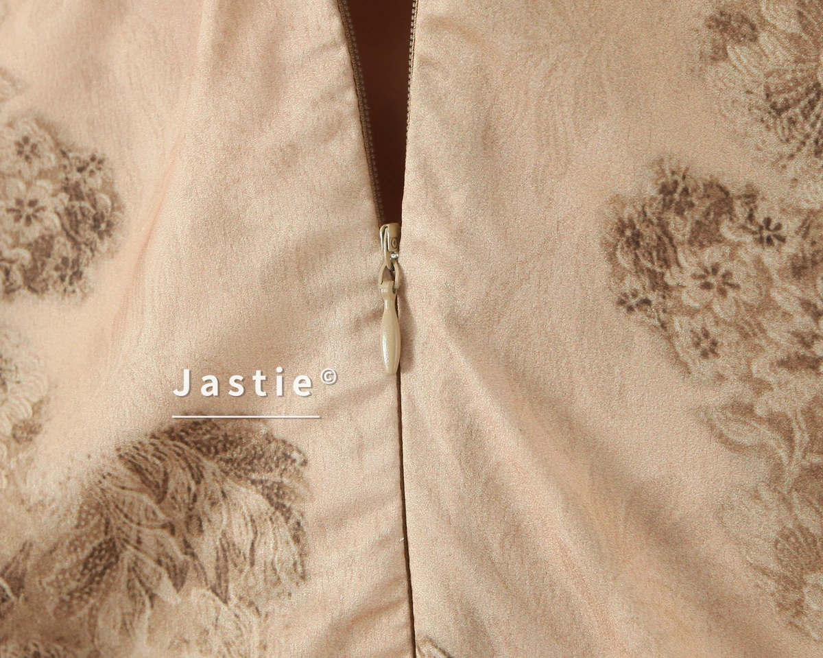 Sukienka maxi typu syrena z satyny w kwiaty szampańskie, na ramiączkach spaghetti, z dekoltem typu cowl, dopasowana, elegancka, w stylu boho, z nadrukiem, na wieczór/ślub.