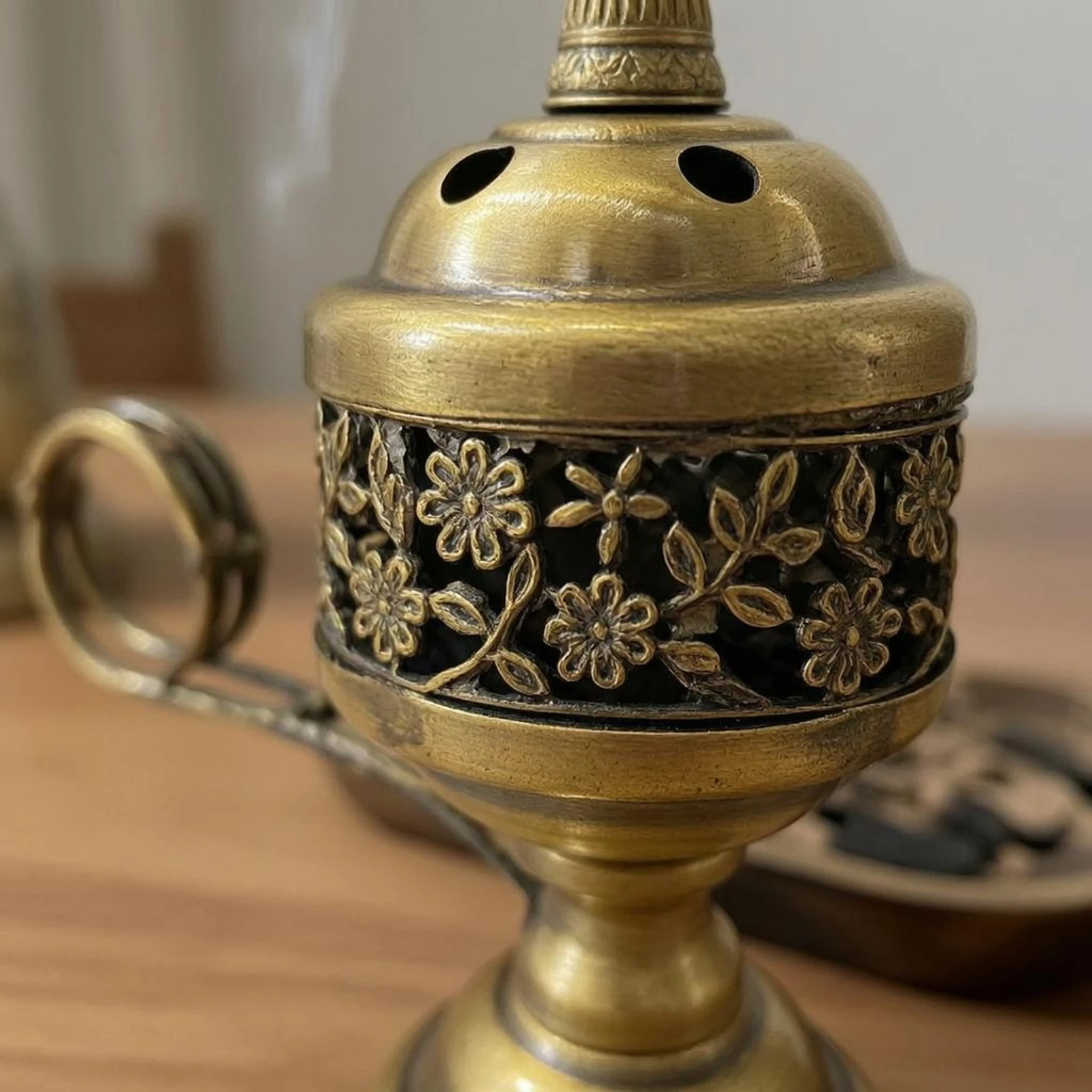Metal Incense Burner Openwork Lidded Incense Burner Home Decor Loop Handle Ash-Catching for Indoor Use