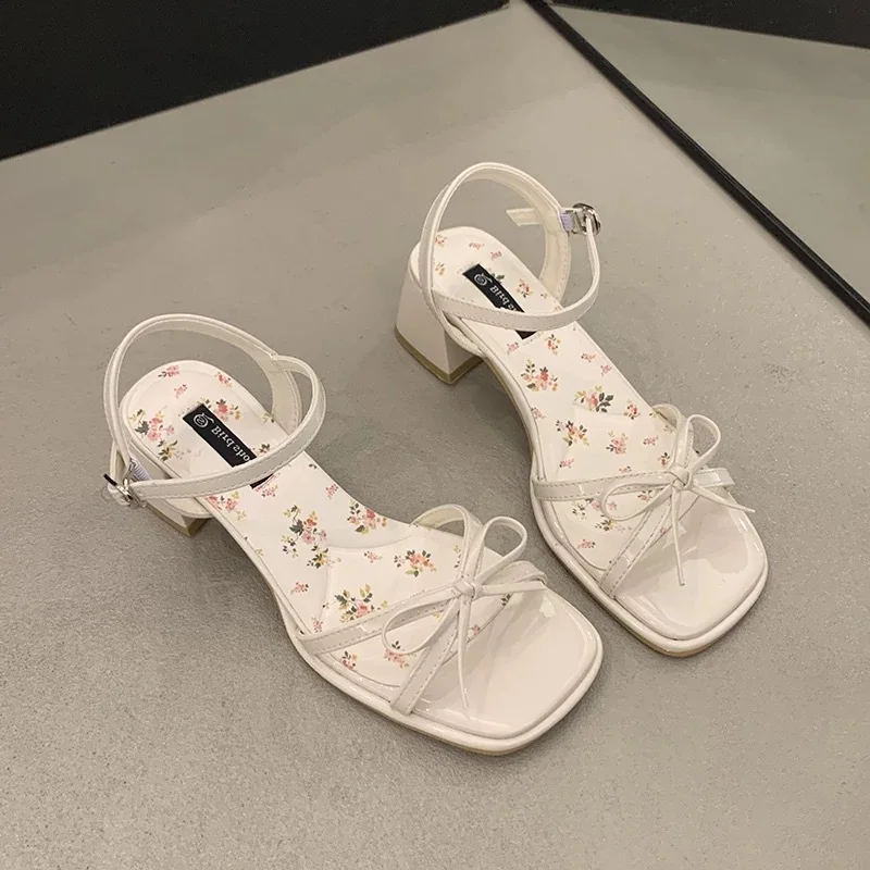 Schmetterlingsknoten-Sandalen mit dickem Absatz für Damen, modische Blumen-Knöchelriemenschuhe, elegante Outdoor-Gladiator-Sandalen für Damen